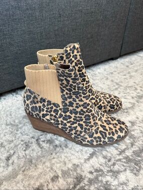 TOMS Leopard Print Women’s Ankle Booties with Wedge heel sz 8